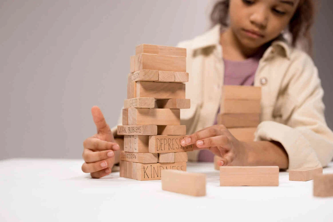 M&auml;dchen spielt mit Bausteinen